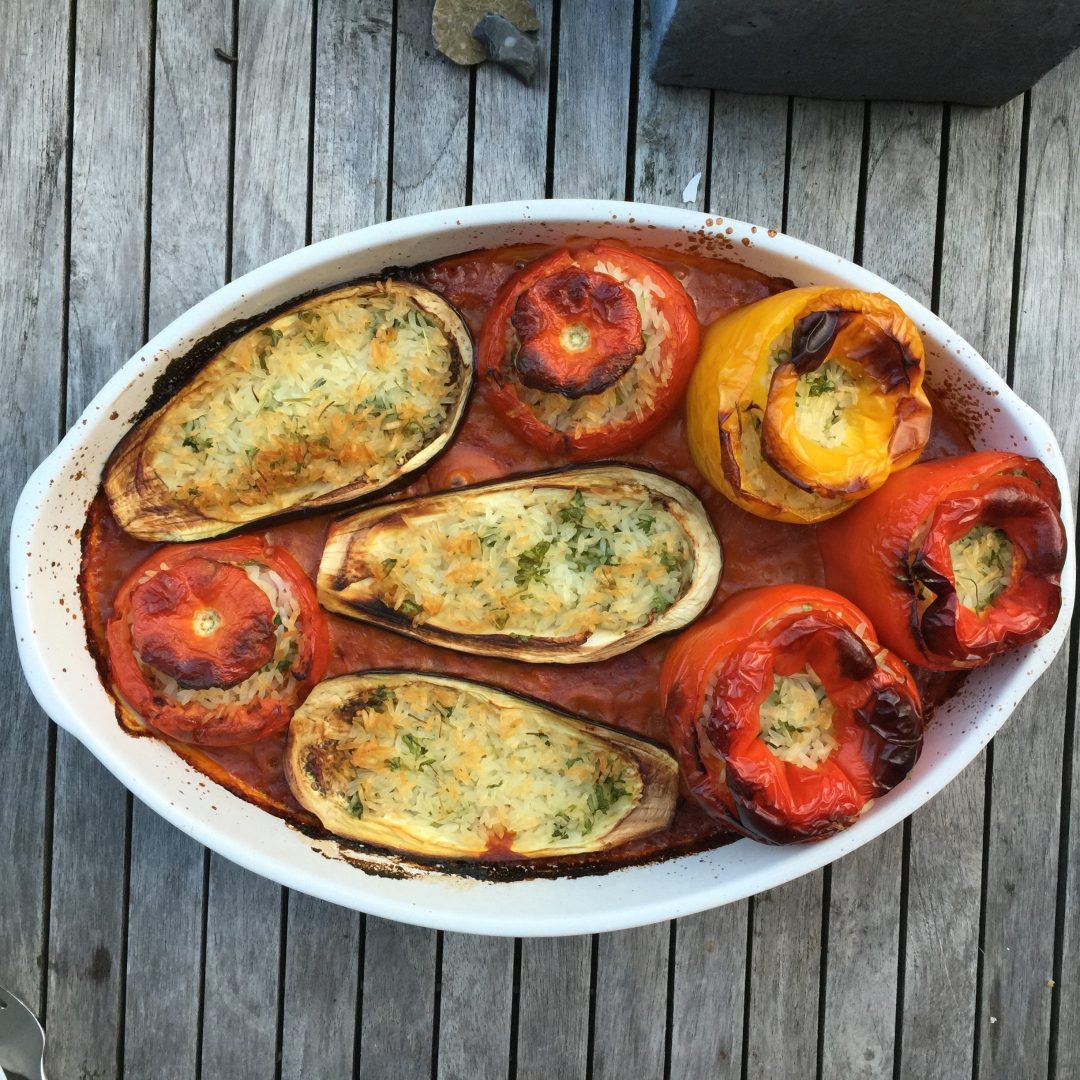 Mit Reis gefülltes Ofengemüse in Tomatensauce – Die Frischlinge